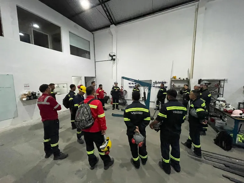 Equipe reunida em treinamento na multiEngenharia